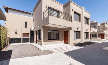 DEPARTAMENTOS EN 2 PLANTAS CON COCHERA Y PARRILLA