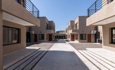 DEPARTAMENTOS EN 2 PLANTAS CON COCHERA Y PARRILLA