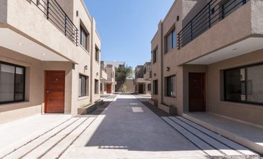 DEPARTAMENTOS EN 2 PLANTAS CON COCHERA Y PARRILLA