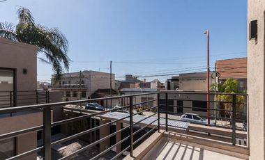 DEPARTAMENTOS EN 2 PLANTAS CON COCHERA Y PARRILLA