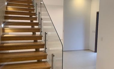 AMPLIA CASA CAÑADAS DEL LAGO