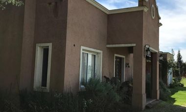 Casa en venta - 3 Dormitorios 3 Baños - Cañuelas