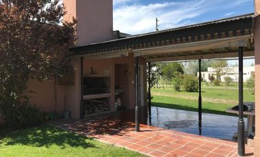 Casa en venta - 3 Dormitorios 3 Baños - Cañuelas