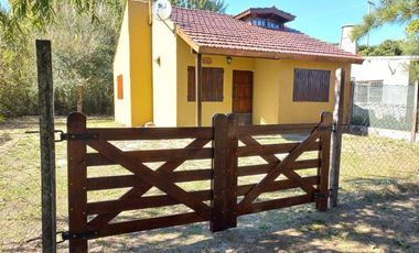 Casa en venta - 3 Dormitorios 1 Baño - 250Mts2 - Costa Chica, Las Toninas