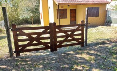 Casa en venta - 3 Dormitorios 1 Baño - 250Mts2 - Costa Chica, Las Toninas