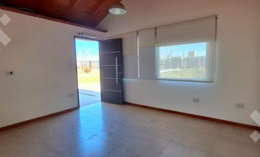 VENTA CASA 2 DORMITORIOS - B° LA VIÑA, FERNANDEZ ORO