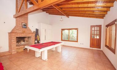 Casa en venta - 4 Dormitorios 5 Baños - Cocheras - 3.046Mts2 - City bell