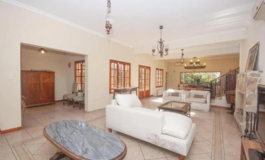 Casa en venta - 4 Dormitorios 5 Baños - Cocheras - 3.046Mts2 - City bell