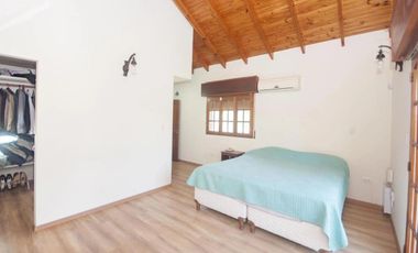 Casa en venta - 4 Dormitorios 5 Baños - Cocheras - 3.046Mts2 - City bell