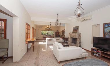 Casa en venta - 4 Dormitorios 5 Baños - Cocheras - 3.046Mts2 - City bell