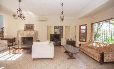 Casa en venta - 4 Dormitorios 5 Baños - Cocheras - 3.046Mts2 - City bell