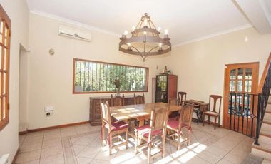 Casa en venta - 4 Dormitorios 5 Baños - Cocheras - 3.046Mts2 - City bell