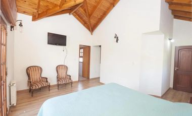 Casa en venta - 4 Dormitorios 5 Baños - Cocheras - 3.046Mts2 - City bell