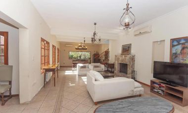 Casa en venta - 4 Dormitorios 5 Baños - Cocheras - 3.046Mts2 - City bell