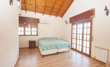 Casa en venta - 4 Dormitorios 5 Baños - Cocheras - 3.046Mts2 - City bell