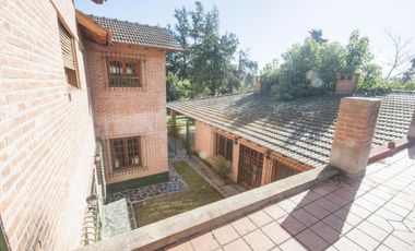 Casa en venta - 4 Dormitorios 5 Baños - Cocheras - 3.046Mts2 - City bell