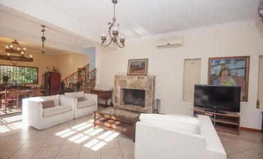 Casa en venta - 4 Dormitorios 5 Baños - Cocheras - 3.046Mts2 - City bell