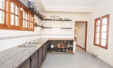 Casa en venta - 4 Dormitorios 5 Baños - Cocheras - 3.046Mts2 - City bell