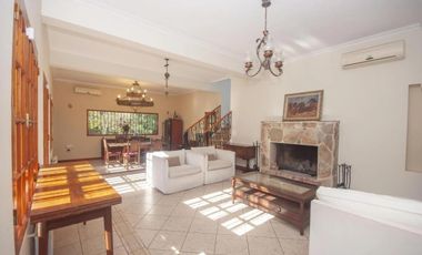 Casa en venta - 4 Dormitorios 5 Baños - Cocheras - 3.046Mts2 - City bell