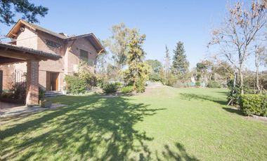 Casa en venta - 4 Dormitorios 5 Baños - Cocheras - 3.046Mts2 - City bell