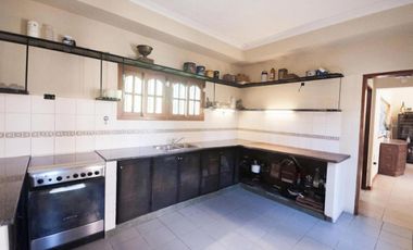 Casa en venta - 4 Dormitorios 5 Baños - Cocheras - 3.046Mts2 - City bell