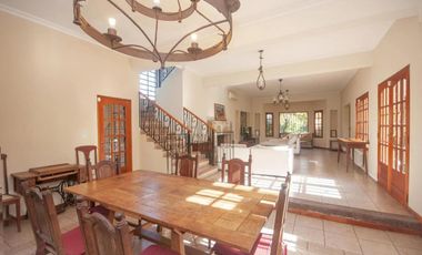 Casa en venta - 4 Dormitorios 5 Baños - Cocheras - 3.046Mts2 - City bell