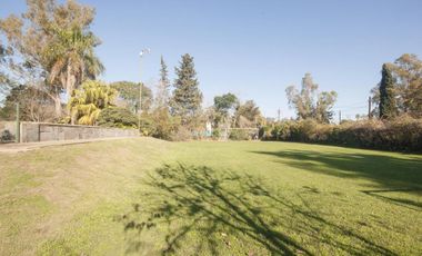 Casa en venta - 4 Dormitorios 5 Baños - Cocheras - 3.046Mts2 - City bell