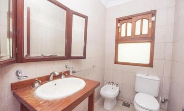 Casa en venta - 4 Dormitorios 5 Baños - Cocheras - 3.046Mts2 - City bell