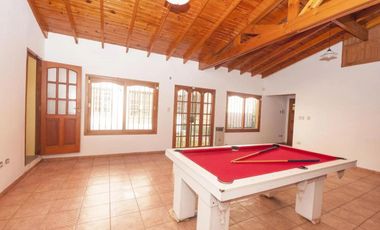 Casa en venta - 4 Dormitorios 5 Baños - Cocheras - 3.046Mts2 - City bell