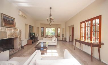 Casa en venta - 4 Dormitorios 5 Baños - Cocheras - 3.046Mts2 - City bell