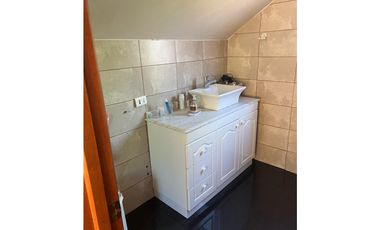 EN VENTA HERMOSA Y AMPLIA CASA EN LA REINA