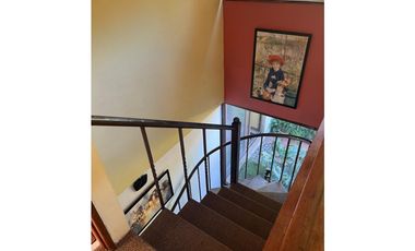 EN VENTA HERMOSA Y AMPLIA CASA EN LA REINA