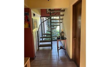 EN VENTA HERMOSA Y AMPLIA CASA EN LA REINA