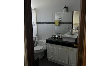 EN VENTA HERMOSA Y AMPLIA CASA EN LA REINA