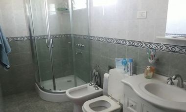 VENDO EXCELENTE CASA EN PRIMERO DE MAYO!!!