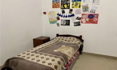 VENDE EXCELENTE PH DE 6 AMBIENTES Y ENTRADAS DE AUTOS.