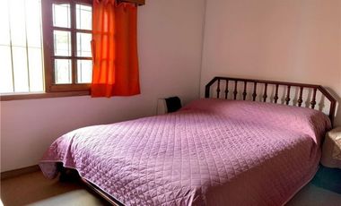 VENDE EXCELENTE PH DE 6 AMBIENTES Y ENTRADAS DE AUTOS.