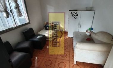 Excelente vivienda multifamiliar con local. Lote 330 m2. (Se escuchan ofertas)