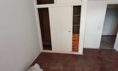 Excelente vivienda multifamiliar con local. Lote 330 m2. (Se escuchan ofertas)