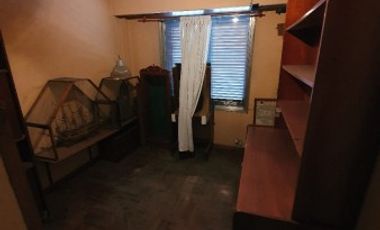 Excelente vivienda multifamiliar con local. Lote 330 m2. (Se escuchan ofertas)