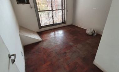 Excelente vivienda multifamiliar con local. Lote 330 m2. (Se escuchan ofertas)