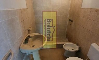 Excelente vivienda multifamiliar con local. Lote 330 m2. (Se escuchan ofertas)