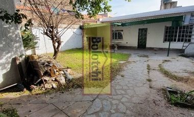 Excelente vivienda multifamiliar con local. Lote 330 m2. (Se escuchan ofertas)