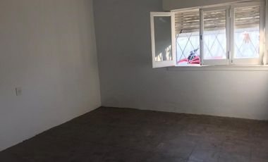 MUY LINDA CASA EN VENTA APTA CREDITO, 2 DORMITORIOS ACEPTA VEHICULO ALTA GAMA EN FORMA DE PAGO, GRAL JOSE MADARIAGA 900  APTA CREDITO -LUIS GUILLON-