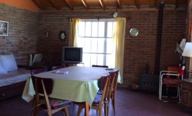 CON RENTA !!!! hermoso chalecito en acantilados, gran parque