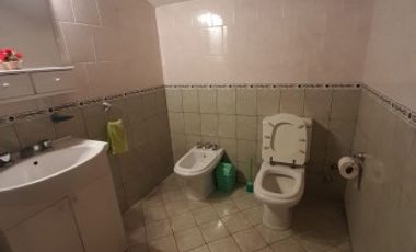 VENTA SOBRE AVENIDA MUYYY COMERCIAL CHALET CON DEPARTAMENTO 10.39X35.50