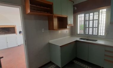 VENDO CASA CON COMPLEJO DE COCHERAS BARRIO MERCANTIL