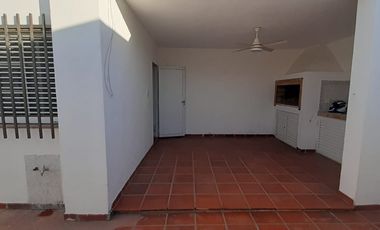 VENDO CASA CON COMPLEJO DE COCHERAS BARRIO MERCANTIL
