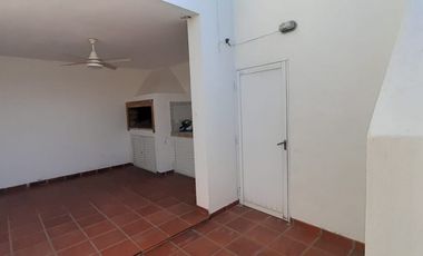 VENDO CASA CON COMPLEJO DE COCHERAS BARRIO MERCANTIL