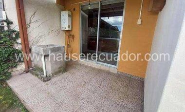Casa con área verde y jardines, en conjunto seguro con piscina y seguridad 24/7, Conocoto